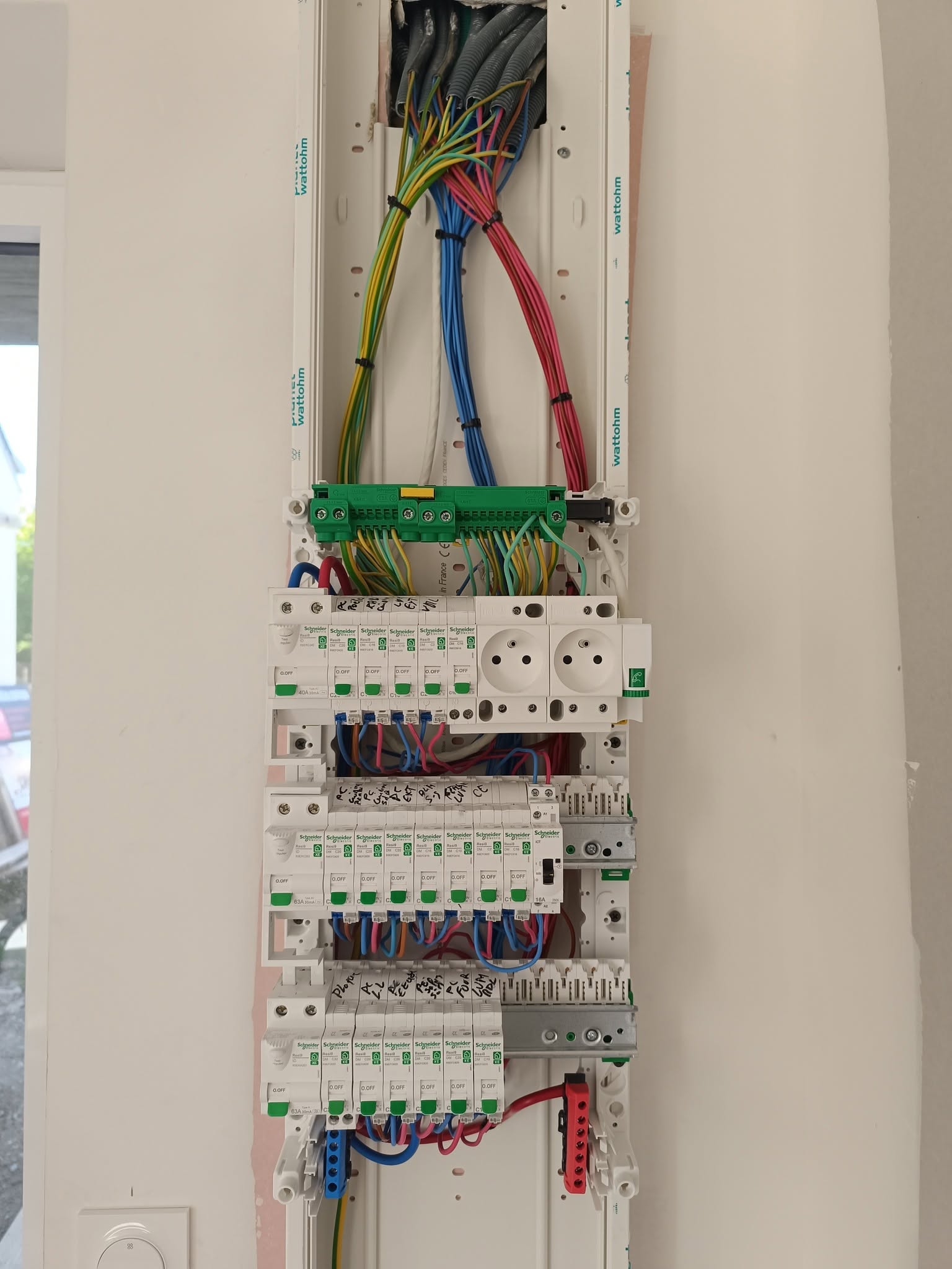 VOTRE PARTENAIRE DE CONFIANCE POUR TOUS VOSTRAVAUX D'ÉLECTRICITÉ—————